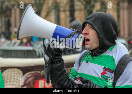 Glasgow, Schottland, Großbritannien. 16 Mär, 2019. Mehrere hundert Demonstranten kamen, trotz des schweren Regens, Teil im Stand bis zu Rassismus März durch das Stadtzentrum von Glasgow zu nehmen als Teil des weltweiten Tand bis zu Rassismus" Kampagne. Mehrere Interessengruppen nahmen teil, darunter Pro-Palestine und antisemitische Unterstützer, die die erhebliche Anwesenheit der Polizei, sie auseinander zu halten, obwohl alle durften in die Parade zu nehmen. Credit: Findlay/Alamy leben Nachrichten Stockfoto