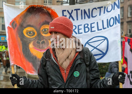 Glasgow, Schottland, Großbritannien. 16 Mär, 2019. Mehrere hundert Demonstranten kamen, trotz des schweren Regens, Teil im Stand bis zu Rassismus März durch das Stadtzentrum von Glasgow zu nehmen als Teil des weltweiten Tand bis zu Rassismus" Kampagne. Mehrere Interessengruppen nahmen teil, darunter Pro-Palestine und antisemitische Unterstützer, die die erhebliche Anwesenheit der Polizei, sie auseinander zu halten, obwohl alle durften in die Parade zu nehmen. Credit: Findlay/Alamy leben Nachrichten Stockfoto