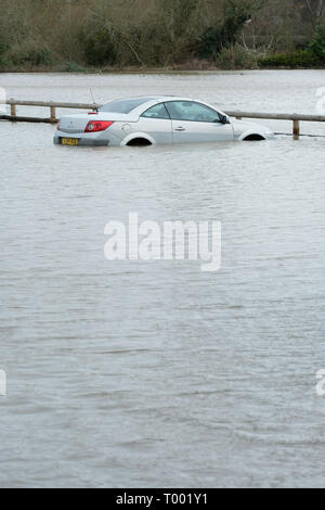 Hereford, Herefordshire, UK - Am Samstag, den 16. März 2019 - DE Wetter - ein Auto durch Hochwasser in einen Parkplatz neben dem Fluss Wye in Hereford - Die Umweltagentur hat derzeit 17 Hochwasserwarnungen und 57 flood Warnungen über England mit mehr Regen Prognose über Wales und Westen über das Wochenende umgeben. Foto Steven Mai/Alamy leben Nachrichten Stockfoto