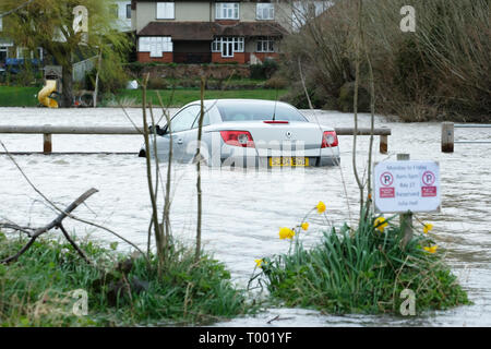 Hereford, Herefordshire, UK - Am Samstag, den 16. März 2019 - DE Wetter - der Frühling - ein Auto durch Hochwasser in einen Parkplatz neben dem Fluss Wye in Hereford - Die Umweltagentur hat derzeit 17 Hochwasserwarnungen und 57 flood Warnungen über England mit mehr Regen Prognose über Wales und Westen über das Wochenende umgeben. Foto Steven Mai/Alamy leben Nachrichten Stockfoto