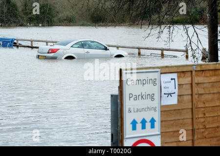 Hereford, Herefordshire, UK - Am Samstag, den 16. März 2019 - DE Wetter - ein Auto durch Hochwasser in einen Parkplatz neben dem Fluss Wye in Hereford - Die Umweltagentur hat derzeit 17 Hochwasserwarnungen und 57 flood Warnungen über England mit mehr Regen Prognose über Wales und Westen über das Wochenende umgeben. Foto Steven Mai/Alamy leben Nachrichten Stockfoto