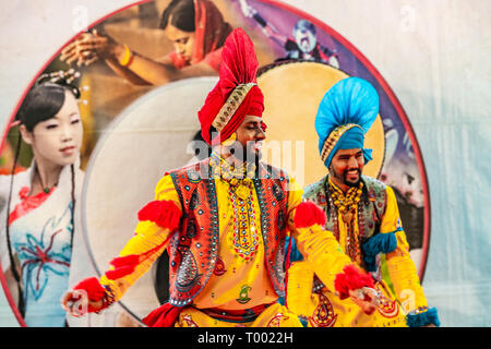 Piemont, Turin, Italien. 15. März, 2019. Lingotto Messe in Piemont. Festival dell'Oriente (Orient Festival) - indischen Bhangra Tanz Credit: Wirklich Easy Star/Alamy leben Nachrichten Stockfoto