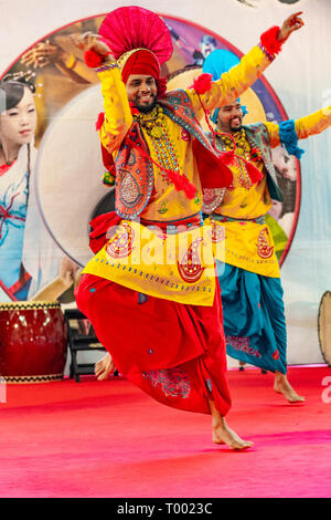 Piemont, Turin, Italien. 15. März, 2019. Lingotto Messe in Piemont. Festival dell'Oriente (Orient Festival) - indischen Bhangra Tanz Credit: Wirklich Easy Star/Alamy leben Nachrichten Stockfoto