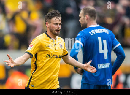 Dresden, Deutschland. 16 Mär, 2019. 2. Fussball Bundesliga, SG Dynamo Dresden - 1.FC Magdeburg, 26.Spieltag, im Rudolf Harbig Stadion. Dynamos Lucas Röser (l) jubelt nach seinem Tor zum 1:1 in der Nähe von Magdeburg Jan Kirchhoff. Credit: Robert Michael/dpa-Zentralbild/dpa - WICHTIGER HINWEIS: In Übereinstimmung mit den Anforderungen der DFL Deutsche Fußball Liga oder der DFB Deutscher Fußball-Bund, Es ist verboten zu verwenden oder verwendet Fotos im Stadion und/oder das Spiel in Form von Bildern und/oder Videos - wie Foto Sequenzen getroffen haben./dpa/Alamy Leben Nachrichten Quelle: dpa Picture alliance/Alam Stockfoto