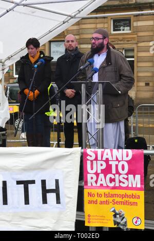 George Square, Glasgow, Schottland, Großbritannien, Europa. 16. März 2019. Imam, Sheikh Maulana Mohammad Sarwar, gibt eine Eröffnungsrede auf der 'Stand bis zu Rassismus" Demo in einer kalten, nassen Tag auf dem George Square. Stockfoto