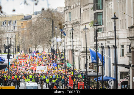 London, UK, 16. März 2019. Demonstranten in Central London. Eine im März, organisiert von der aktivistischen Gruppen tand Bis zu Rassismus" und "Love Music Hate Rassismus" und durch die Gewerkschaften TUC und UNISON unterstützt, Erträge von Hyde Park Corner über Piccadilly Circus und Trafalgar Square, Whitehall und 10 Downing Street in Westminster. Ähnliche Veranstaltungen werden auch in anderen Orten auf der UN-Anti-Rassismus-Tag statt. Credit: Imageplotter/Alamy leben Nachrichten Stockfoto