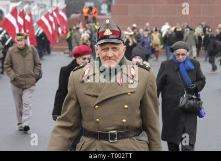 Riga, Lettland. 16 Mär, 2019. 86-jährige Gunars Dzenitis nimmt Teil an der umstrittenen Mahngang für Lettische SS-Veteranen in Riga in einem historischen Lettische uniform. Der Kamerad, der im Zweiten Weltkrieg starb, war gedacht. Credit: Alexander Welscher/dpa/Alamy leben Nachrichten Stockfoto