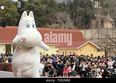 Hanno, Japan. 16 Mär, 2019. Besucher eine Vorstellung ansehen von Cartoon Charakter Moomin am Moomin Valley Park in Hanno Stadt, Präfektur Saitama, Japan, 16. März 2019. Die moomin Valley Park geöffnet Öffentliche am Samstag. Die moomin ist eine Zeichentrickfigur erstellt von Finnischen illustrator Tove Jansson. Credit: Du Xiaoyi/Xinhua/Alamy leben Nachrichten Stockfoto