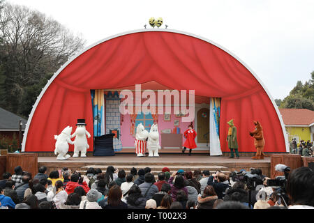 Hanno, Japan. 16 Mär, 2019. Besucher eine Vorstellung ansehen Am Moomin Valley Park in Hanno Stadt, Präfektur Saitama, Japan, 16. März 2019. Die moomin Valley Park geöffnet Öffentliche am Samstag. Die moomin ist eine Zeichentrickfigur erstellt von Finnischen illustrator Tove Jansson. Credit: Du Xiaoyi/Xinhua/Alamy leben Nachrichten Stockfoto