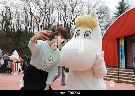 Hanno, Japan. 16 Mär, 2019. Ein Besucher nimmt selfies mit comicfigur Moomin am Moomin Valley Park in Hanno Stadt, Präfektur Saitama, Japan, 16. März 2019. Die moomin Valley Park geöffnet Öffentliche am Samstag. Die moomin ist eine Zeichentrickfigur erstellt von Finnischen illustrator Tove Jansson. Credit: Du Xiaoyi/Xinhua/Alamy leben Nachrichten Stockfoto