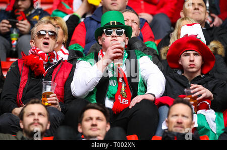 Fürstentum Stadium, Cardiff, UK. 16 Mär, 2019. Guinness sechs Nationen Rugby, Wales und Irland; irischen und walisischen fans Mischung vor dem heutigen match Credit: Aktion plus Sport/Alamy leben Nachrichten Stockfoto