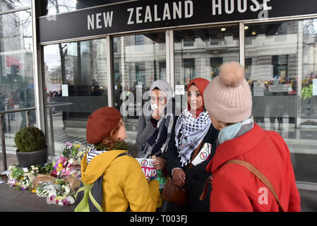 Haymarket, London, UK. 16. März 2019. Im März hält Blumen außerhalb New Zealand High Commission zu platzieren. UN-Anti Rassismus Tag demonstration Protestzug durch die Innenstadt von London. Quelle: Matthew Chattle/Alamy Live News Credit: Matthew Chattle/Alamy leben Nachrichten Stockfoto