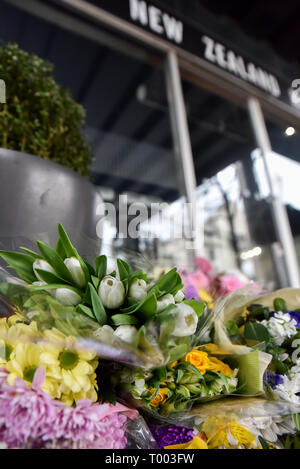 Haymarket, London, UK. 16. März 2019. Im März hält Blumen außerhalb New Zealand High Commission zu platzieren. UN-Anti Rassismus Tag demonstration Protestzug durch die Innenstadt von London. Quelle: Matthew Chattle/Alamy Live News Credit: Matthew Chattle/Alamy leben Nachrichten Stockfoto