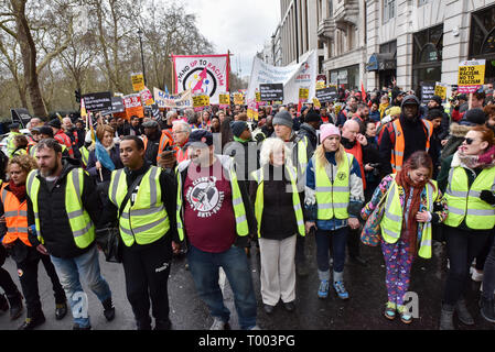 Haymarket, London, UK. 16. März 2019. UN-Anti Rassismus Tag demonstration Protestzug durch die Innenstadt von London. Quelle: Matthew Chattle/Alamy leben Nachrichten Stockfoto