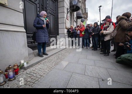 Warschau, Polen. 16. März, 2019. Muslimische Gebete an der Tür od Neuseeland Botschaft in Warschau. Anti rassistische Demonstration angekündigt vor wenigen Wochen, aufgrund der tragischen Zufall ist auch eine Hommage an die Opfer des Anschlags in Neuseeland. Antifaschistischen und Anti rassistische Polnische Organisationen, Kollektiven und NGO-Protest gegen jede Form von Diskriminierung und der wachsenden Welle und Fremdenfeindlichkeit und Gewalt gegen Ausländer. Robert Pastryk/Alamy leben Nachrichten Stockfoto