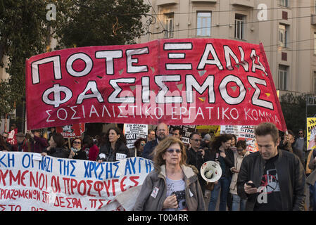 Athen, Griechenland. 16 Mär, 2019. Ein Banner liest", "Nie wieder Faschismus", wie Einheimische, Migranten und Flüchtlinge Plakate und Shout Slogans gegen Rassismus halten und geschlossene Grenzen. Linke und anti-rassistischer Organisationen eine Kundgebung anlässlich des Internationalen Tages gegen Rassismus inszeniert gegen Diskriminierung und rassistische Politik und Verhalten zu demonstrieren. Credit: Nikolas Georgiou/ZUMA Draht/Alamy leben Nachrichten Stockfoto