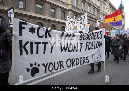 Warschau, Polen. 16. März, 2019. Anti rassistische Demonstration angekündigt vor wenigen Wochen, aufgrund der tragischen Zufall ist auch eine Hommage an die Opfer des Anschlags in Neuseeland. Antifaschistischen und Anti rassistische Polnische Organisationen, Kollektiven und NGO-Protest gegen jede Form von Diskriminierung und der wachsenden Welle und Fremdenfeindlichkeit und Gewalt gegen Ausländer. Robert Pastryk/Alamy leben Nachrichten Stockfoto