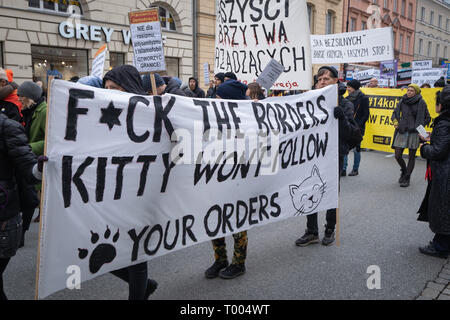 Warschau, Polen. 16. März, 2019. Anti rassistische Demonstration angekündigt vor wenigen Wochen, aufgrund der tragischen Zufall ist auch eine Hommage an die Opfer des Anschlags in Neuseeland. Antifaschistischen und Anti rassistische Polnische Organisationen, Kollektiven und NGO-Protest gegen jede Form von Diskriminierung und der wachsenden Welle und Fremdenfeindlichkeit und Gewalt gegen Ausländer. Robert Pastryk/Alamy leben Nachrichten Stockfoto