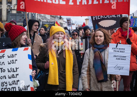 Warschau, Polen. 16. März, 2019. Anti rassistische Demonstration angekündigt vor wenigen Wochen, aufgrund der tragischen Zufall ist auch eine Hommage an die Opfer des Anschlags in Neuseeland. Antifaschistischen und Anti rassistische Polnische Organisationen, Kollektiven und NGO-Protest gegen jede Form von Diskriminierung und der wachsenden Welle und Fremdenfeindlichkeit und Gewalt gegen Ausländer. Robert Pastryk/Alamy leben Nachrichten Stockfoto