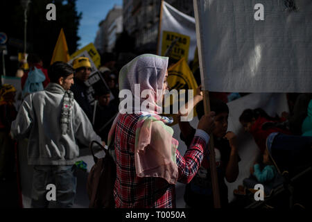 Athen, Griechenland. Athen, Griechenland. 16 Mär, 2019. Migrantinnen und Migranten nehmen Sie teil an einer Demonstration gegen Rassismus in der griechischen Hauptstadt. Credit: Angelos Tzortzinis/DPA/Alamy leben Nachrichten Stockfoto