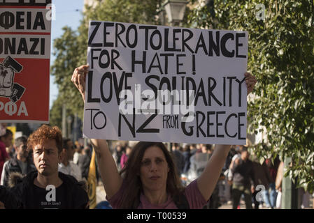 Athen, Griechenland. 16 Mär, 2019. Eine Demonstrantin hält ein Plakat mit der Botschaft der Solidarität mit den Opfern der rassistischen Angriff in Neuseeland. Linke und anti-rassistischer Organisationen eine Kundgebung anlässlich des Internationalen Tages gegen Rassismus inszeniert gegen Diskriminierung und rassistische Politik und Verhalten zu demonstrieren. Credit: Nikolas Georgiou/ZUMA Draht/Alamy leben Nachrichten Stockfoto