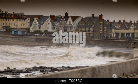 16. März 2019 Sturm Hannah zerschlägt die kleine Küstenstadt Porthcawl South Wales, mit bis zu 50 km/h Windstärke Wind, riesige Wellen. Hafen, Wellenbrecher, Pier, Fotografie, Nachrichten, Fotograf, Menschen, Meer, Ozean, extreme Wetterbedingungen, Gefahr Warnung meldet. Stockfoto