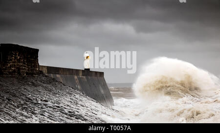 16. März 2019 Sturm Hannah zerschlägt die kleine Küstenstadt Porthcawl South Wales, mit bis zu 50 km/h Windstärke Wind, riesige Wellen. Hafen, Wellenbrecher, Pier, Fotografie, Nachrichten, Fotograf, Menschen, Meer, Ozean, extreme Wetterbedingungen, Gefahr Warnung meldet. Stockfoto