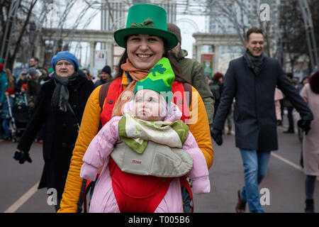 Moskau, Russland. 16. Mär 2019. Die Menschen nehmen an einer Parade Kennzeichnung Saint Patrick's Day in Sokolniki Park in Moskau, Russland Credit: Nikolay Winokurow/Alamy leben Nachrichten Stockfoto