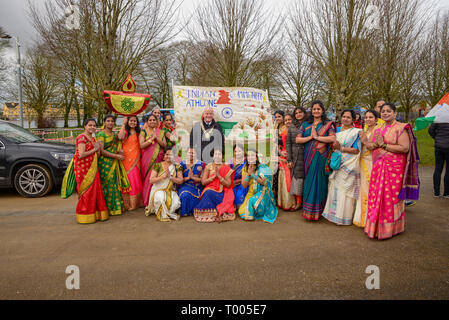 Stadt Athlone, Irland. 16. März 2019. Bürgermeister der Stadt Athlone Athlone Indien wirft mit der Gemeinschaft während der 2019 der Stadt Athlone St Patricks Day Parade. Credit: Eoin Healy/Alamy leben Nachrichten Stockfoto