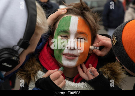 Moskau, Russland. 16. Mär 2019. Die Menschen nehmen an einer Parade Kennzeichnung Saint Patrick's Day in Sokolniki Park in Moskau, Russland Credit: Nikolay Winokurow/Alamy leben Nachrichten Stockfoto