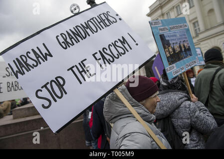 Warszawa, Mazowieckie, Polen. 16 Mär, 2019. Die Demonstranten Plakate gesehen, während die Anti Rassismus Tag Streik in Warschau. Hunderte von Menschen haben einen Marsch gegen die Zunahme des Rassismus verbunden, ganz rechts und Faschismus in Warschau. Die Demonstration war ein Teil des globalen Antirassismus Tag. Credit: Attila Husejnow/SOPA Images/ZUMA Draht/Alamy leben Nachrichten Stockfoto