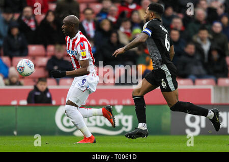 Stoke-on-Trent, England, UK. 16. März 2019. Stoke City vorwärts Benik Afobe (9) jagt den Ball mit dem Lesen defender Liam Moore (6) Während der EFL Sky Bet Championship Match zwischen Stoke City und Lesung in der BET365 Stadium, Stoke-on-Trent, England am 16. März 2019. Foto von Jurek Biegus. Nur die redaktionelle Nutzung, eine Lizenz für die gewerbliche Nutzung erforderlich. Keine Verwendung in Wetten, Spiele oder einer einzelnen Verein/Liga/player Publikationen. Credit: UK Sport Pics Ltd/Alamy leben Nachrichten Stockfoto