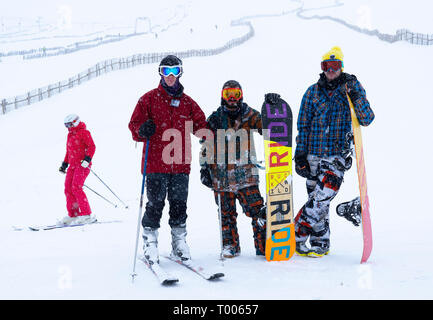 Glenshee, Schottland, Großbritannien. 16. März, 2019. Schnee auf hohen Boden in Schottland bedeutete Skifahren in Glenshee Skigebiet in Aberdeenshire war gut und Hunderte Skifahrer die meisten ausgezeichnete Pistenverhältnisse, die nach einem langsamen Start in die schottische Skisaison aufgrund von Mangel an Schnee. Credit: Iain Masterton/Alamy leben Nachrichten Stockfoto