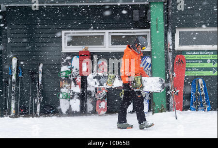 Glenshee, Schottland, Großbritannien. 16. März, 2019. Schnee auf hohen Boden in Schottland bedeutete Skifahren in Glenshee Skigebiet in Aberdeenshire war gut und Hunderte Skifahrer die meisten ausgezeichnete Pistenverhältnisse, die nach einem langsamen Start in die schottische Skisaison aufgrund von Mangel an Schnee. Credit: Iain Masterton/Alamy leben Nachrichten Stockfoto