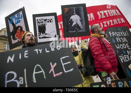 Warszawa, Mazowieckie, Polen. 16 Mär, 2019. Die Demonstranten Plakate gesehen, während die Anti Rassismus Tag Streik in Warschau. Hunderte von Menschen haben einen Marsch gegen die Zunahme des Rassismus verbunden, ganz rechts und Faschismus in Warschau. Die Demonstration war ein Teil des globalen Antirassismus Tag. Credit: Attila Husejnow/SOPA Images/ZUMA Draht/Alamy leben Nachrichten Stockfoto