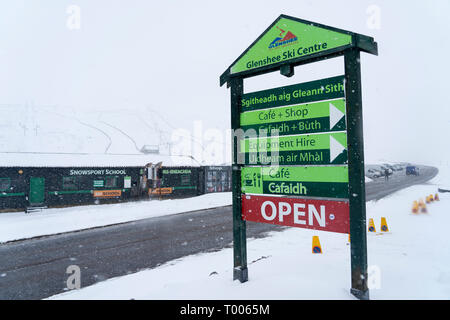 Glenshee, Schottland, Großbritannien. 16. März, 2019. Schnee auf hohen Boden in Schottland bedeutete Skifahren in Glenshee Skigebiet in Aberdeenshire war gut und Hunderte Skifahrer die meisten ausgezeichnete Pistenverhältnisse, die nach einem langsamen Start in die schottische Skisaison aufgrund von Mangel an Schnee. Credit: Iain Masterton/Alamy leben Nachrichten Stockfoto