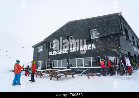 Glenshee, Schottland, Großbritannien. 16. März, 2019. Schnee auf hohen Boden in Schottland bedeutete Skifahren in Glenshee Skigebiet in Aberdeenshire war gut und Hunderte Skifahrer die meisten ausgezeichnete Pistenverhältnisse, die nach einem langsamen Start in die schottische Skisaison aufgrund von Mangel an Schnee. Credit: Iain Masterton/Alamy leben Nachrichten Stockfoto