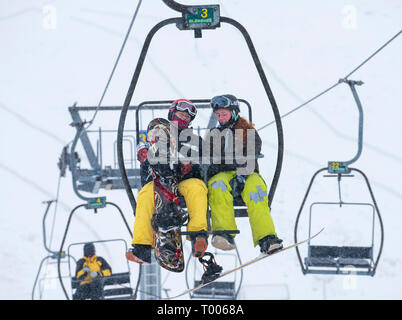 Glenshee, Schottland, Großbritannien. 16. März, 2019. Schnee auf hohen Boden in Schottland bedeutete Skifahren in Glenshee Skigebiet in Aberdeenshire war gut und Hunderte Skifahrer die meisten ausgezeichnete Pistenverhältnisse, die nach einem langsamen Start in die schottische Skisaison aufgrund von Mangel an Schnee. Credit: Iain Masterton/Alamy leben Nachrichten Stockfoto