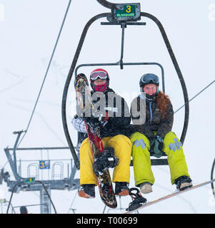 Glenshee, Schottland, Großbritannien. 16. März, 2019. Schnee auf hohen Boden in Schottland bedeutete Skifahren in Glenshee Skigebiet in Aberdeenshire war gut und Hunderte Skifahrer die meisten ausgezeichnete Pistenverhältnisse, die nach einem langsamen Start in die schottische Skisaison aufgrund von Mangel an Schnee. Credit: Iain Masterton/Alamy leben Nachrichten Stockfoto