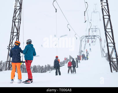 Glenshee, Schottland, Großbritannien. 16. März, 2019. Schnee auf hohen Boden in Schottland bedeutete Skifahren in Glenshee Skigebiet in Aberdeenshire war gut und Hunderte Skifahrer die meisten ausgezeichnete Pistenverhältnisse, die nach einem langsamen Start in die schottische Skisaison aufgrund von Mangel an Schnee. Credit: Iain Masterton/Alamy leben Nachrichten Stockfoto