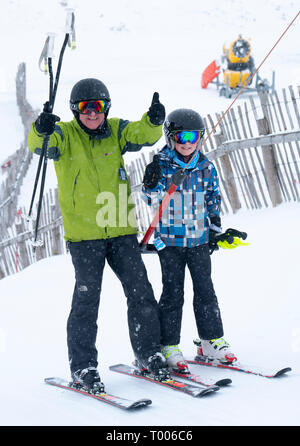 Glenshee, Schottland, Großbritannien. 16. März, 2019. Schnee auf hohen Boden in Schottland bedeutete Skifahren in Glenshee Skigebiet in Aberdeenshire war gut und Hunderte Skifahrer die meisten ausgezeichnete Pistenverhältnisse, die nach einem langsamen Start in die schottische Skisaison aufgrund von Mangel an Schnee. Credit: Iain Masterton/Alamy leben Nachrichten Stockfoto