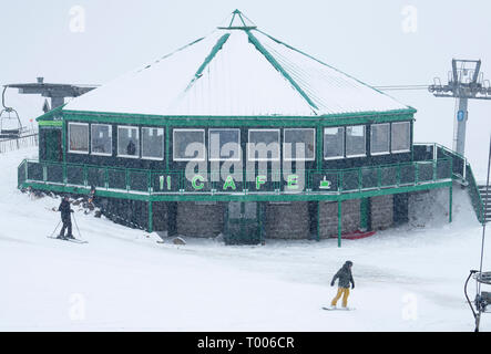 Glenshee, Schottland, Großbritannien. 16. März, 2019. Schnee auf hohen Boden in Schottland bedeutete Skifahren in Glenshee Skigebiet in Aberdeenshire war gut und Hunderte Skifahrer die meisten ausgezeichnete Pistenverhältnisse, die nach einem langsamen Start in die schottische Skisaison aufgrund von Mangel an Schnee. Credit: Iain Masterton/Alamy leben Nachrichten Stockfoto