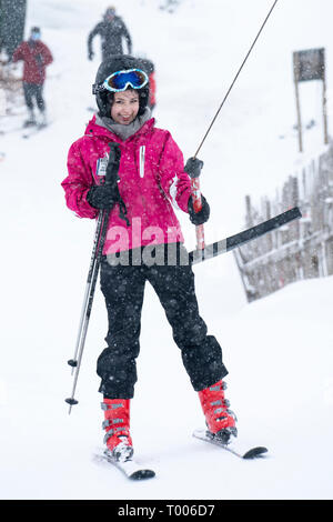 Glenshee, Schottland, Großbritannien. 16. März, 2019. Schnee auf hohen Boden in Schottland bedeutete Skifahren in Glenshee Skigebiet in Aberdeenshire war gut und Hunderte Skifahrer die meisten ausgezeichnete Pistenverhältnisse, die nach einem langsamen Start in die schottische Skisaison aufgrund von Mangel an Schnee. Credit: Iain Masterton/Alamy leben Nachrichten Stockfoto