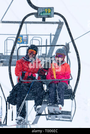 Glenshee, Schottland, Großbritannien. 16. März, 2019. Schnee auf hohen Boden in Schottland bedeutete Skifahren in Glenshee Skigebiet in Aberdeenshire war gut und Hunderte Skifahrer die meisten ausgezeichnete Pistenverhältnisse, die nach einem langsamen Start in die schottische Skisaison aufgrund von Mangel an Schnee. Credit: Iain Masterton/Alamy leben Nachrichten Stockfoto