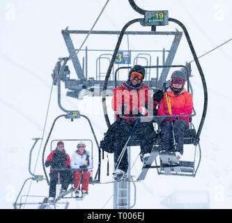 Glenshee, Schottland, Großbritannien. 16. März, 2019. Schnee auf hohen Boden in Schottland bedeutete Skifahren in Glenshee Skigebiet in Aberdeenshire war gut und Hunderte Skifahrer die meisten ausgezeichnete Pistenverhältnisse, die nach einem langsamen Start in die schottische Skisaison aufgrund von Mangel an Schnee. Credit: Iain Masterton/Alamy leben Nachrichten Stockfoto