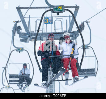 Glenshee, Schottland, Großbritannien. 16. März, 2019. Schnee auf hohen Boden in Schottland bedeutete Skifahren in Glenshee Skigebiet in Aberdeenshire war gut und Hunderte Skifahrer die meisten ausgezeichnete Pistenverhältnisse, die nach einem langsamen Start in die schottische Skisaison aufgrund von Mangel an Schnee. Credit: Iain Masterton/Alamy leben Nachrichten Stockfoto