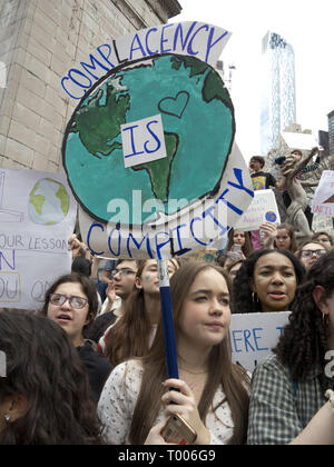 New York City, USA. 15. März, 2019. Jugend Streik für den Klimawandel am Columbus Circle in Manhattan. Credit: Ethel Wolvovitz/Alamy leben Nachrichten Stockfoto