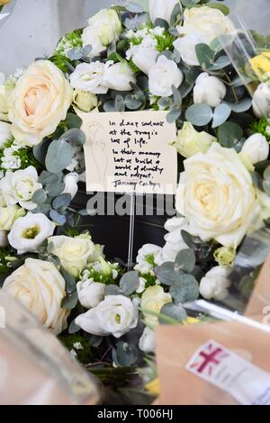 Haymarket, London, UK. 16. März 2019. Jeremy Corbyn, Meldung und Bouquet. Blumen für die Opfer des Massakers von Christchurch New Zealand House, dem Haymarket, London.UK Credit Tribute: michael Melia/Alamy leben Nachrichten Stockfoto