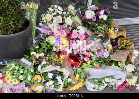 Haymarket, London, UK. 16. März 2019. Jeremy Corbyn, Meldung und Bouquet. Blumen für die Opfer des Massakers von Christchurch New Zealand House, Haymarket, London.UK Credit Tribute: michael Melia/Alamy leben Nachrichten Stockfoto