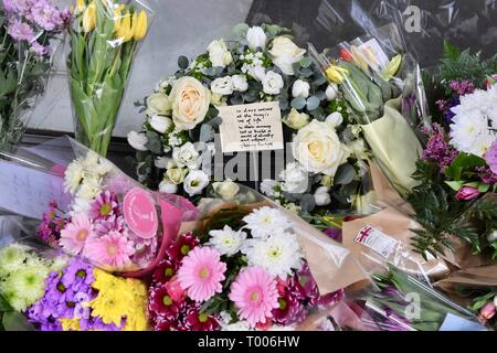 Haymarket, London, UK. 16. März 2019. Jeremy Corbyn, Meldung und Bouquet. Blumen für die Opfer des Massakers von Christchurch New Zealand House. Haymarket, London.UK Credit Tribute: michael Melia/Alamy leben Nachrichten Stockfoto